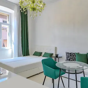  Apartment Collins Emerald Center